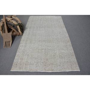 พรมตุรกีสไตล์วินเทจสมัยใหม่ ขนาด 4.4 x 7.9 ฟุต ลายคลาสสิกสีเบจแบบปะติด ทำด้วยมือจากขนสัตว์เทียมและขนกระต่ายเทียม  ทรงสี่เหลี่ยมผืนผ้า เหมาะสำหรับห้องรับประทานอาหาร - Product Image 1