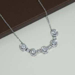 Collar con Colgante Curvo de Halo de Múltiples Piedras de Moissanita de Lujo, Cadena de Clavícula de Plata de Ley 925 para Mujer, Regalo de Cumpleaños - Product Image 5