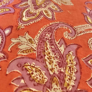 Tissu en coton imprimé à la main, motif floral paisley |   Tissu indien de base orange rouille - Product Image 2