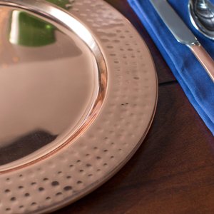 Placas de cargador de Metal de diseño martillado, forma redonda, cobre, acabado antiguo para mesa, placa de cargador de cenas especiales - Product Image 4