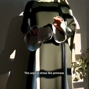 Abayas élégantes et modestes brodées à la main pour femmes! - Product Image 1