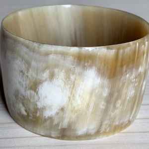 Brazalete de Cuerno de Búfalo Natural Hecho a Mano, Impermeable, de Alta Calidad, Moderno, Elegante y Sostenible, Accesorio de Moda - Product Image 1