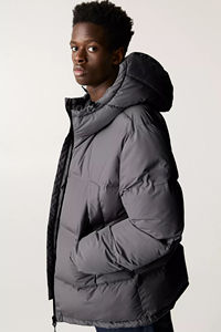 Veste matelassée imperméable pour homme de haute qualité, légère, en polyester recyclé, avec col montant à capuche, fermeture éclair sur le devant et poches à la taille - Product Image 4