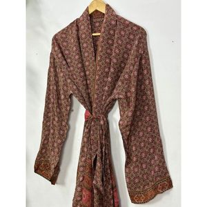 Robe de chambre de luxe pour homme en satin, soie recyclée durable, style kimono vintage, tenue d'intérieur courte, élégante, masculine, classique intemporelle - Product Image 3
