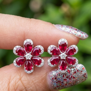 Boucles d'oreilles florales en or blanc 18 carats avec rubis, audacieuses, pour cocktail, style grappe de fleurs, pour le tapis rouge, bijoux fins, vente en gros - Product Image 1
