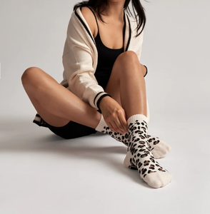 Calcetines Personalizados con Diseño de Leopardo para Pilates, Color Beige - Product Image 4