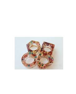 Servilleteros de resina artísticos en acabados de mármol para combinar con vajilla de primera calidad y configuraciones de comedor modernas y elegantes para el hogar - Product Image 1