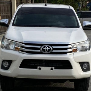 CAMIONETA HILUX 2022 USADA A BAJO PRECIO, TRACCIÓN EN LAS CUATRO RUEDAS, ASIENTOS DE CUERO, CONTROL DE CRUCERO, AUTOMÁTICA, 5 PLAZAS, CÁMARA TRASERA DE 360°, LUCES HALÓGENAS - Product Image 1