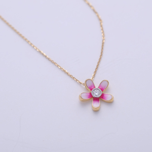 Collier pendentif fleur en or 14 carats multicolore avec émail rose et diamant central |   Bijoux pour femmes |   Fabricant OEM ODM sur mesure, vente en gros - Product Image 1