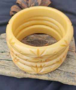 Conjunto de brazaletes bohemios de resina acrílica para mujeres y niñas, 4 piezas de brazaletes, ideales para ropa informal y formal - Product Image 5