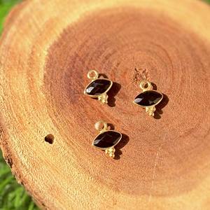 Colgante de Ónix Negro con Bisel, Forma de Marquesa, Dije Delicado Chapado en Oro con Tres Colgantes Rawa - Product Image 2