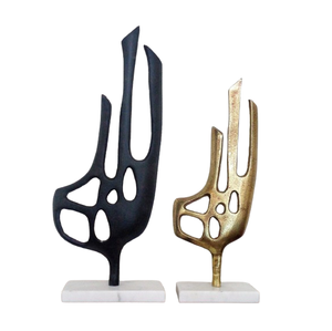 Sculpture de bureau abstraite au design moderne en plumes bleues décorations de table en métal disponible à la vente - Product Image 3