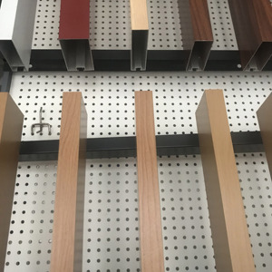 Giá Tốt Tùy Chỉnh Hạt Gỗ Không Thấm Nướ<span class=keywords><strong>c</strong></span> Nhôm U Hình Dạng Vách Ngăn Hồ Sơ Tuyến Tính Mở Lửa Trần Cho Trang Trí - Product Image 1