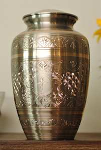 Urna de latón bohemio artesanal para cenizas humanas | Florero de mesa de recuerdo conmemorativo Premium | Urna ligera ecológica para adultos - Product Image 2