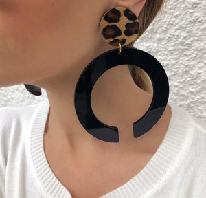 ต่างหูโลหะโดดเด่นด้วยการออกแบบห่วงขนาดใหญ่และเอฟเฟกต์ค้อนเหมาะสำหรับชุดชายหาดและชุดแฟชั่นฤดูร้อน - Product Image 6