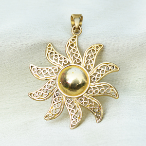 Colgante de diseño de Sol de latón macizo chapado en oro de 18 quilates superventas, joyería de moda para compromiso, aniversario, boda, bonito regalo de fiesta - Product Image 1