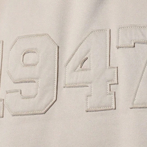 เสื้อฮู้ดผู้ชายทรงโอเวอร์ไซส์สไตล์วิทยาลัย พร้อมดีไซน์ปักลายนูนแบบคลาสสิก ทรงหลวมใส่สบาย เหมาะสำหรับฤดูใบไม้ร่วงและฤดูหนาว สไตล์ลำลองแบบนักกีฬา - Product Image 6