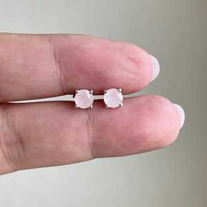 Boucles d'oreilles clous style bohème en quartz rose pâle, monture à griffes, en argent sterling 925, idée cadeau pour jeune fille ou maman, bijoux raffinés - Product Image 1