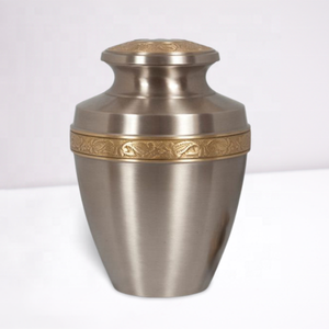 Urne de crémation bande sculpture étain pour cendres humaines Antique laiton adulte cendres urne fournitures funéraires de fabricant indien - Product Image 1