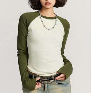 OEM Logo personnalisé Américain Vintage Sexy Slim Fitted Crop Top T-shirt à manches longues Coton vierge Garniture contrastée T-shirt à manches raglan - Product Image 3