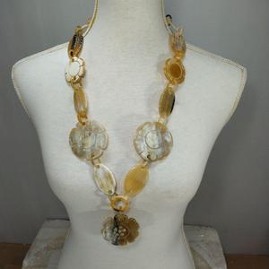 Elegante collar de cuerno de búfalo natural romántico diseño de flores talladas a mano con perlas de HF CRAFTS para bodas ocasiones de amantes - Product Image 1