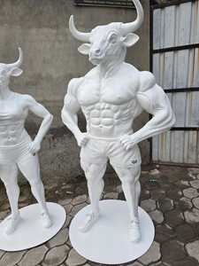 Escultura de Toro en FRP Blanco, Figuras Masculinas y Femeninas, Arte Contemporáneo Hecho a Mano, Decoración para Bodas y Exteriores - Product Image 6