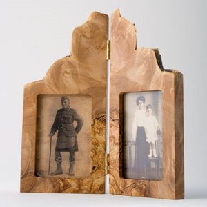 Marco de fotos de madera premium con detalles intrincados para realzar la belleza de retratos, obras de arte, pósteres o fotografías. - Product Image 3