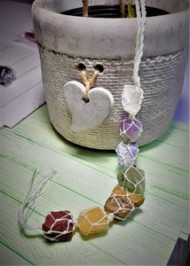 กระดิ่งลมคริสตัลดิบคุณภาพพรีเมียมทำมือ พร้อมหินปาล์มขัดเงาและพู่ห้อย ขนาด 15-20 ซม. ของตกแต่งบ้าน ฮวงจุ้ย - Product Image 3