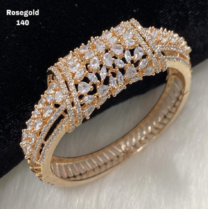 Magnifiques bracelets de mariée en laiton avec motifs de rubis et pendentifs de perles vertes. Audacieux. Disponible à prix de gros. - Product Image 6