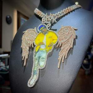 Cuidado Artesanal: Este Impresionante Colgante de Cadena Cubana con Diamantes Moissanite, Chapado en Oro sobre Plata de Ley, Radiante y Infantil - Product Image 1