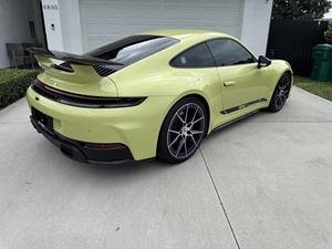 Porsche 911 Carrera T Coupé 2025, 6 vitesses, moteur 6 cylindres en ligne biturbo de 3,0 litres produisant 388 chevaux - Product Image 4