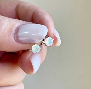 Boucles d'oreilles délicates en opale blanche avec design rond à griffes en argent sterling 925, cadeau de pierre de naissance d'octobre pour elle - Product Image 3