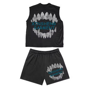 2025 Venta al por mayor Ropa de calle Logotipo personalizado Impresión digital Camiseta sin mangas con estampado de pegatinas para hombres Conjunto corto de deportes elegantes - Product Image 1