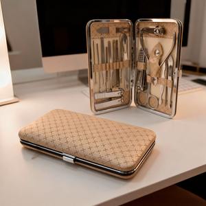 Juego de Manicura Portátil Completo de Acero Inoxidable con Herramientas Prácticas y Elegantes para el Cuidado de las Uñas - Product Image 2