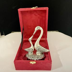 Pareja de cisnes en oro y plata, diseño moderno de metal para sala de estar, regalo exclusivo en caja, pájaros enamorados - Product Image 3