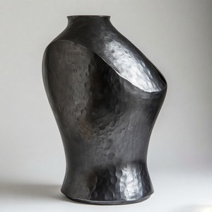 Vase rustique en mousse crépusculaire en métal noir fané Vase de sol en relief floral Design Home Decor Accent Statement - Product Image 1