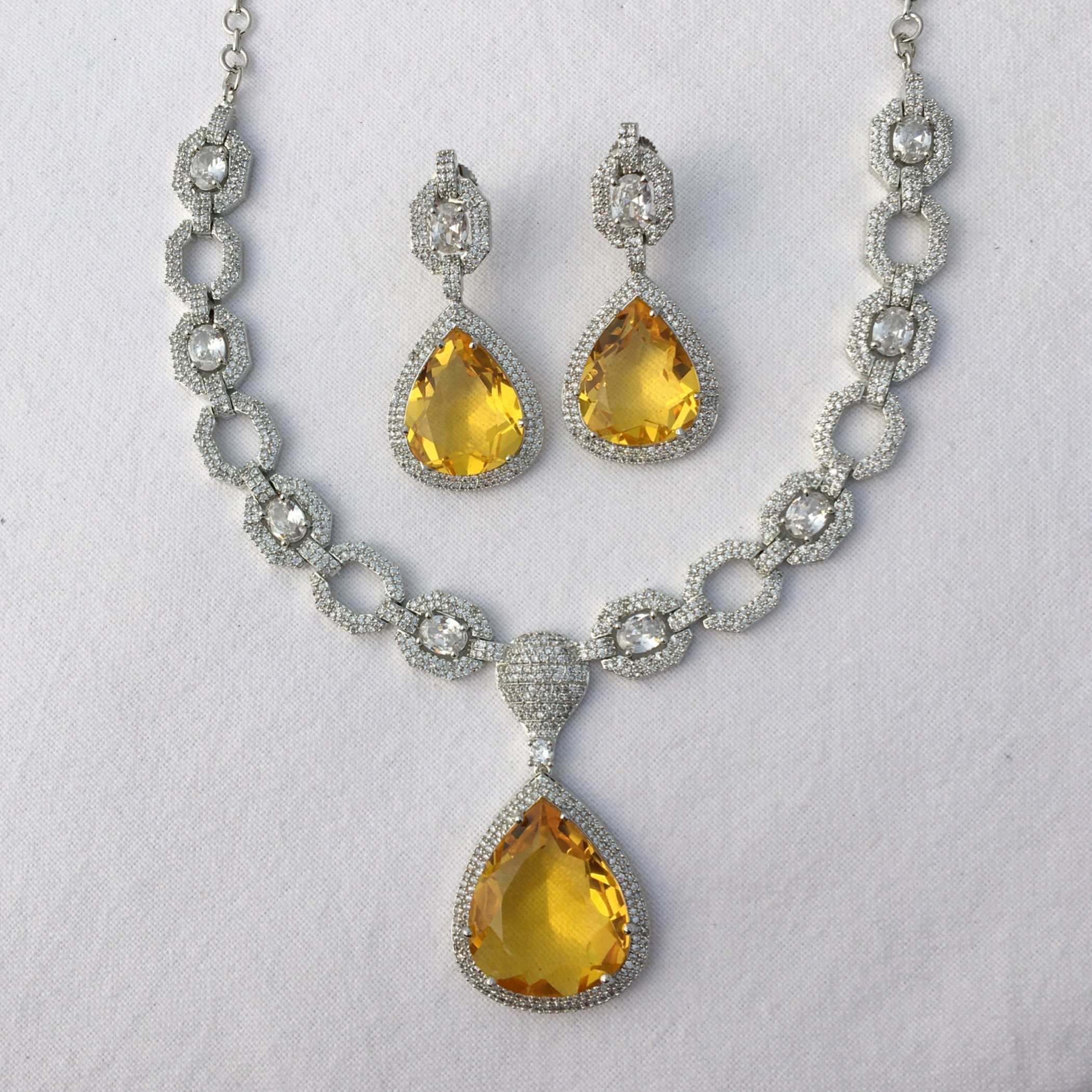 สีเหลือง