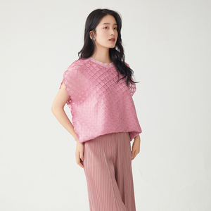 T-shirt Elegante da Donna a Doppio Strato con Collo Rotondo, Stile Casual, Manica Corta Miyake, Nuova Collezione 2026 di Alta Qualità - Product Image 2