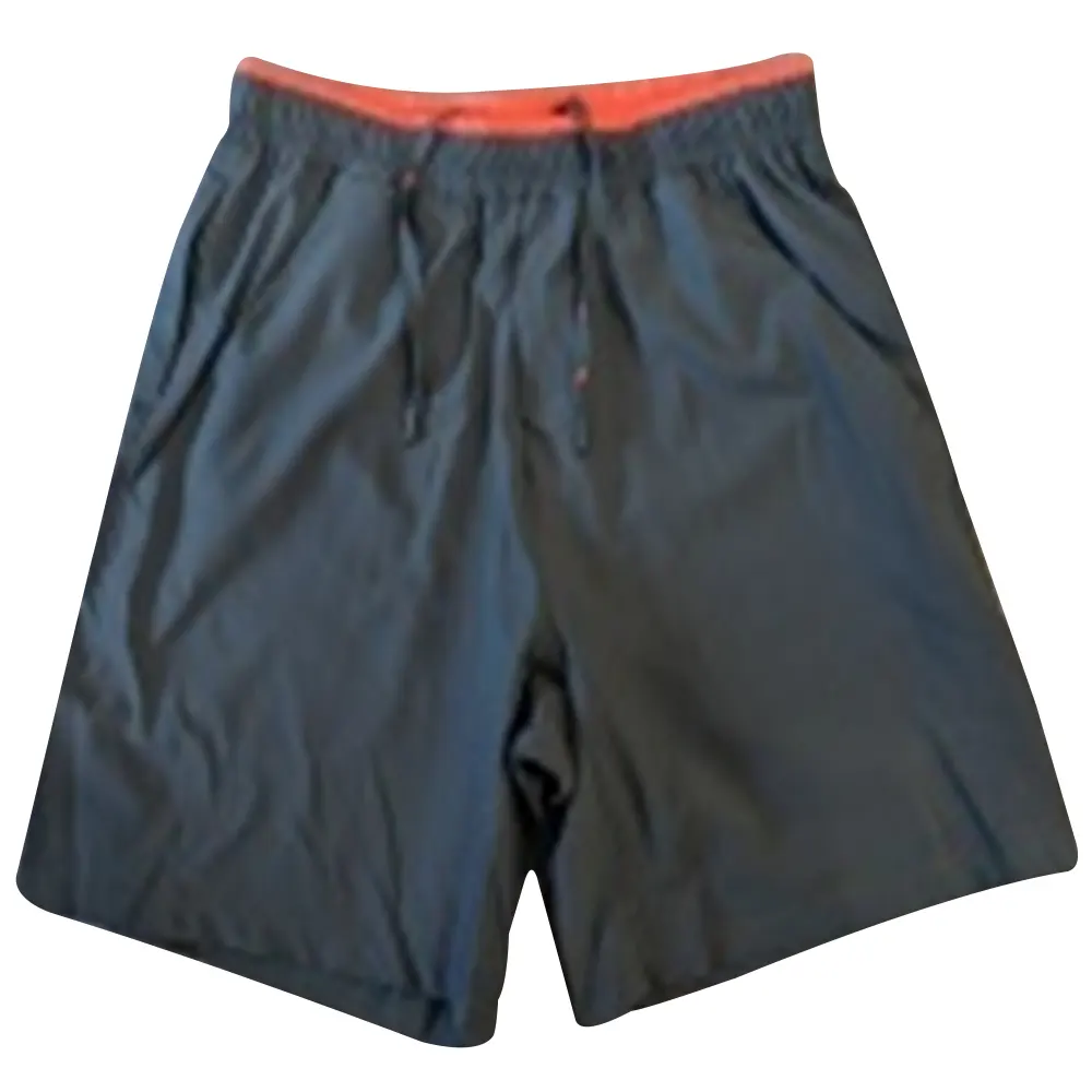 Short de plage OEM en polyester et spandex avec logo personnalisé Article populaire Maillot de bain à séchage rapide Vêtements de plage de couleur unie Short de bain de natation pour hommes