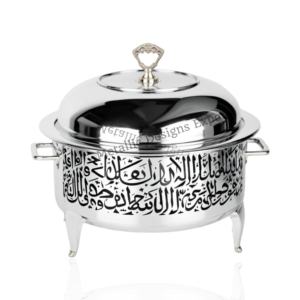 Plat en acier inoxydable d'inspiration arabe avec détails dorés et calligraphie unique pour la maison ou les événements. - Product Image 1