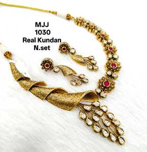 Élégant collier de mariée Kundan avec pierres Polki Forte demande pour les bijoux de mariage et de fête ethniques en vente! - Product Image 2