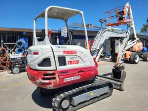 Miniexcavadora TAKEUCHI TB230 a Precio de Fábrica, Maquinaria de Construcción de hasta 12,000 Libras, con Cilindro Hidráulico y Caja de Cambios Central - Product Image 3