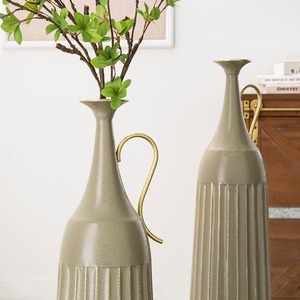 Porte-fleurs en métal sculpté design pour une esthétique créative de la maison et une décoration florale charmante - Product Image 1