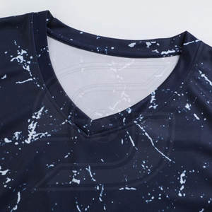 ชุดบาสเกตบอลชายคุณภาพสูงสำหรับทีม พร้อมเสื้อและกางเกงขาสั้นที่ปรับแต่งได้ ดีไซน์ระบายอากาศสำหรับฤดูร้อน เหมาะสำหรับการฝึกสอน - Product Image 4