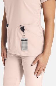 La parte superior con cuello en V de muesca cuenta con dos bolsillos ribeteados, un bucle de instrumento y respiraderos laterales con cierre a presión, enfermera Sexy Doctor Scrubs - Product Image 5