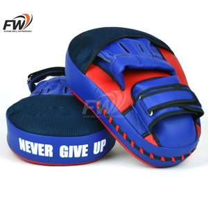 Protège-mains de boxe en cuir PU durable rouge et bleu, incurvés, pour entraînement ultime, avec fermeture auto-agrippante - Product Image 3