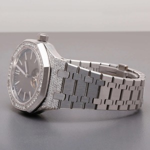 Offre Spéciale montre classique en argent et diamant pour un usage quotidien et formel et une batterie longue durée pour hommes disponibles à la vente - Product Image 3