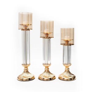 Bougeoir élégant en métal doré pour la décoration de table de mariage moderne ou l'affichage de l'éclairage d'événement - Product Image 1