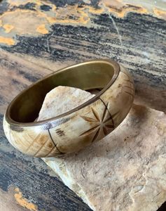 Brazalete de Hueso, Estilos Modernos, Joyería de Moda, Diseño Vintage, Brazalete con Incrustaciones de Hueso y Cierre de Latón, Diseño Único para Regalo de Boda o Uso en Fiestas - Product Image 4