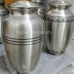 Urnas de cremación de latón y peltre de alta calidad para cenizas adultas masculinas y femeninas | Suministros de urna funeraria a granel al por mayor - Product Image 2